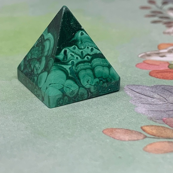 Malachite Pyramid - Picture 5 of 11